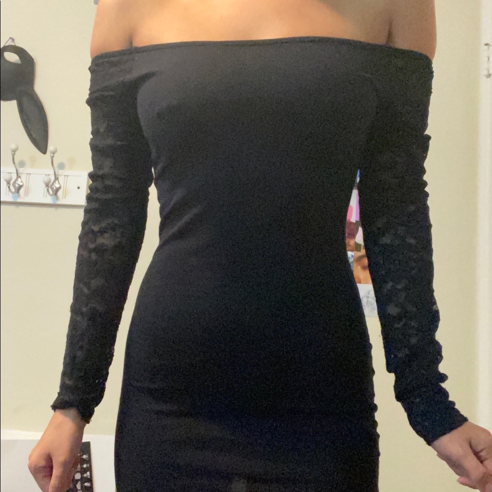 Scoop neck bodycon dress with lace sleeves